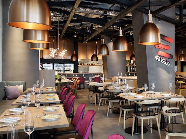 アロフト大阪堂島 THE WAREHOUSE レストランのパーティープラン会場イメージ（飲み放題付きコース対応）